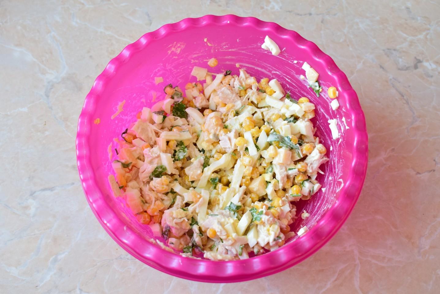 Шаг 6 приготовления Салат с кукурузой яйцом и сыром