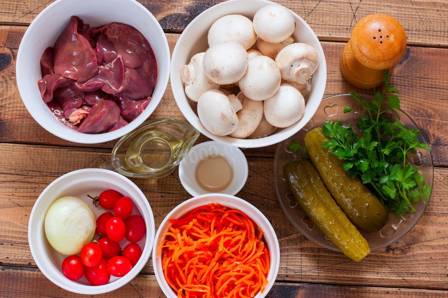 Шаг 1 приготовления Салат с куриной печенью и солеными огурцами и морковью