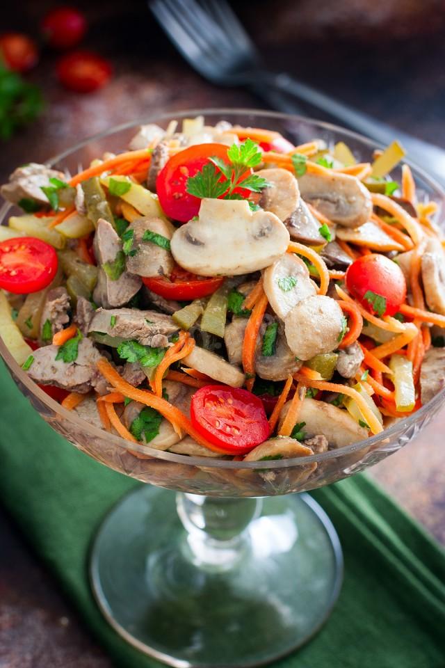 Шаг 10 приготовления Салат с куриной печенью и солеными огурцами и морковью