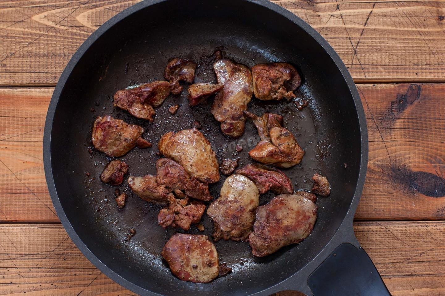 Шаг 2 приготовления Салат с куриной печенью и солеными огурцами и морковью