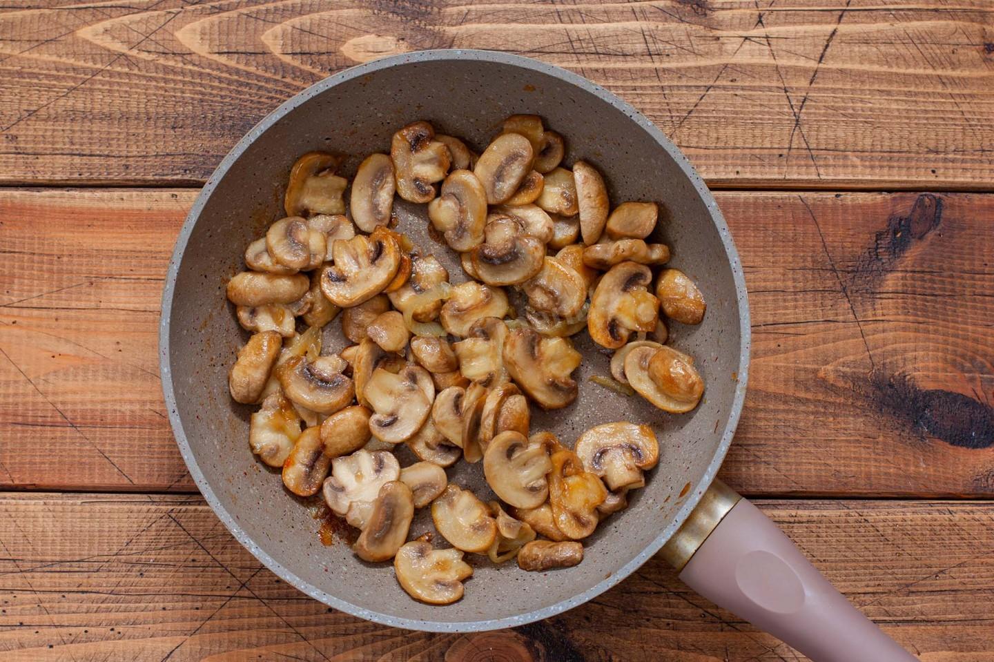 Шаг 3 приготовления Салат с куриной печенью и солеными огурцами и морковью