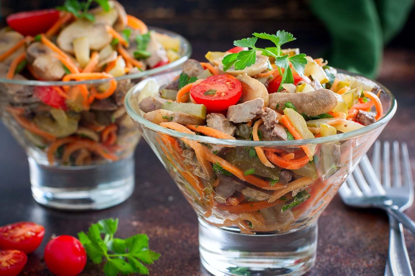 Обложка рецепта Салат с куриной печенью и солеными огурцами и морковью
