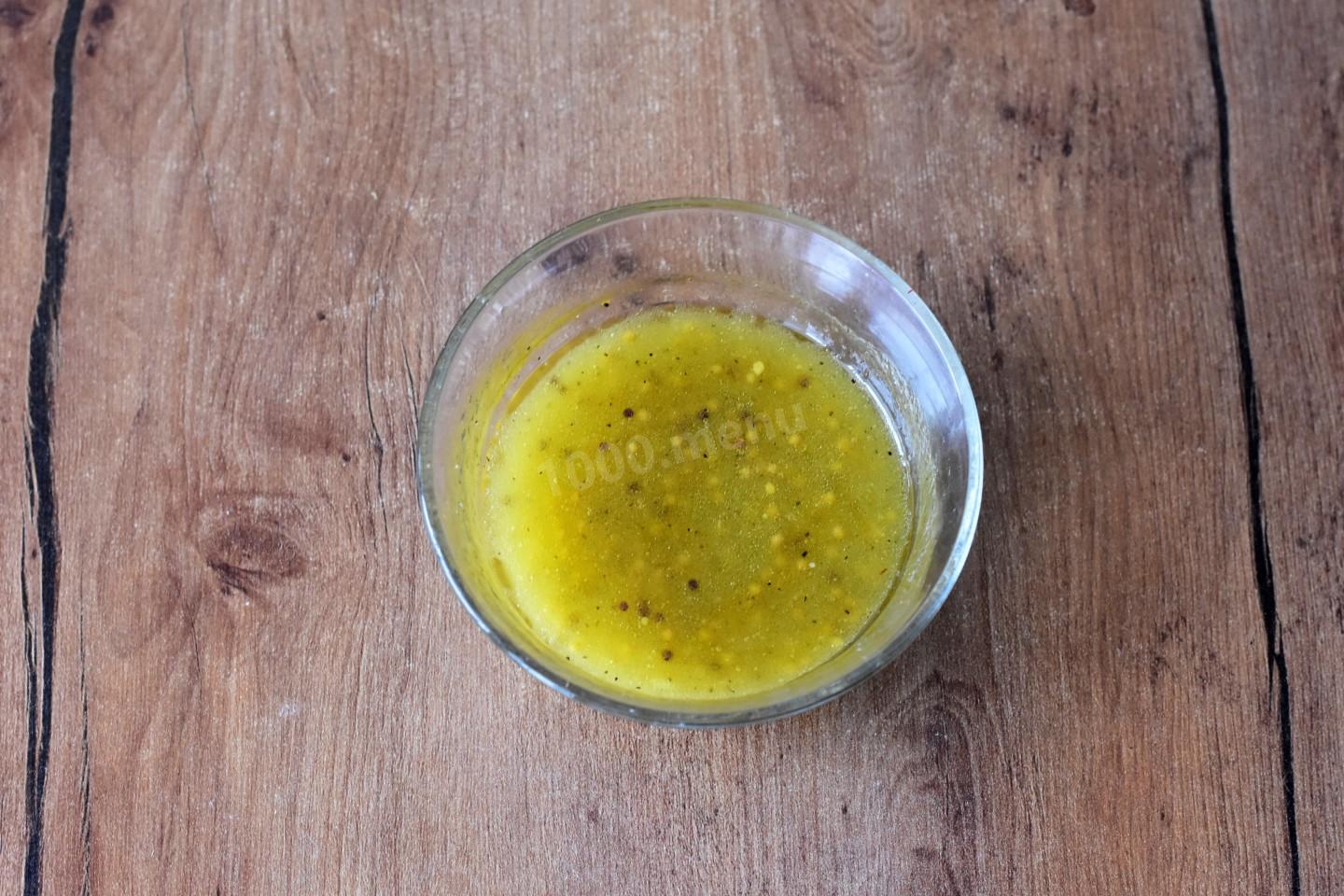 Шаг 6 приготовления Салат с рукколой кедровыми орешками и креветками