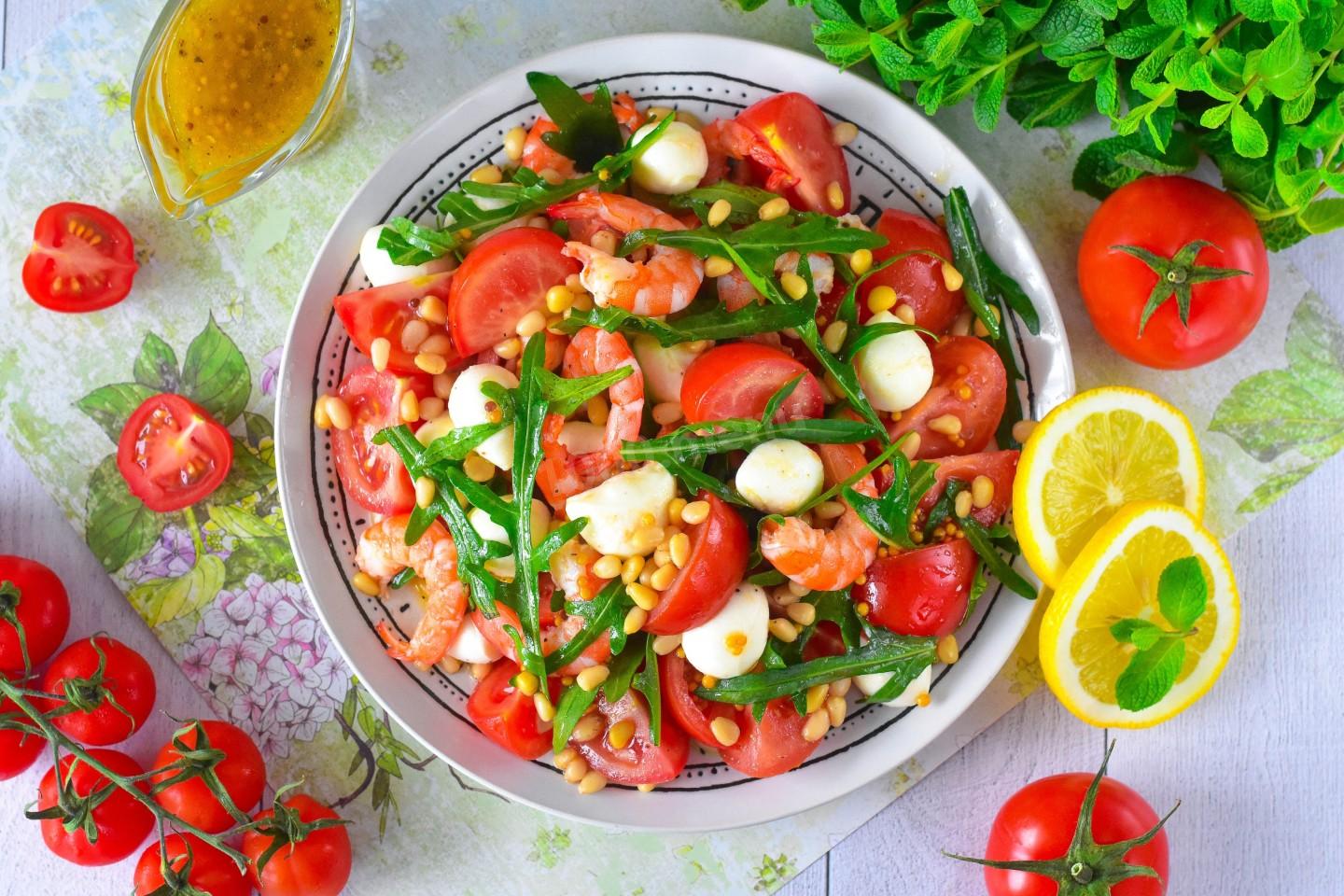 Обложка рецепта Салат с рукколой кедровыми орешками и креветками