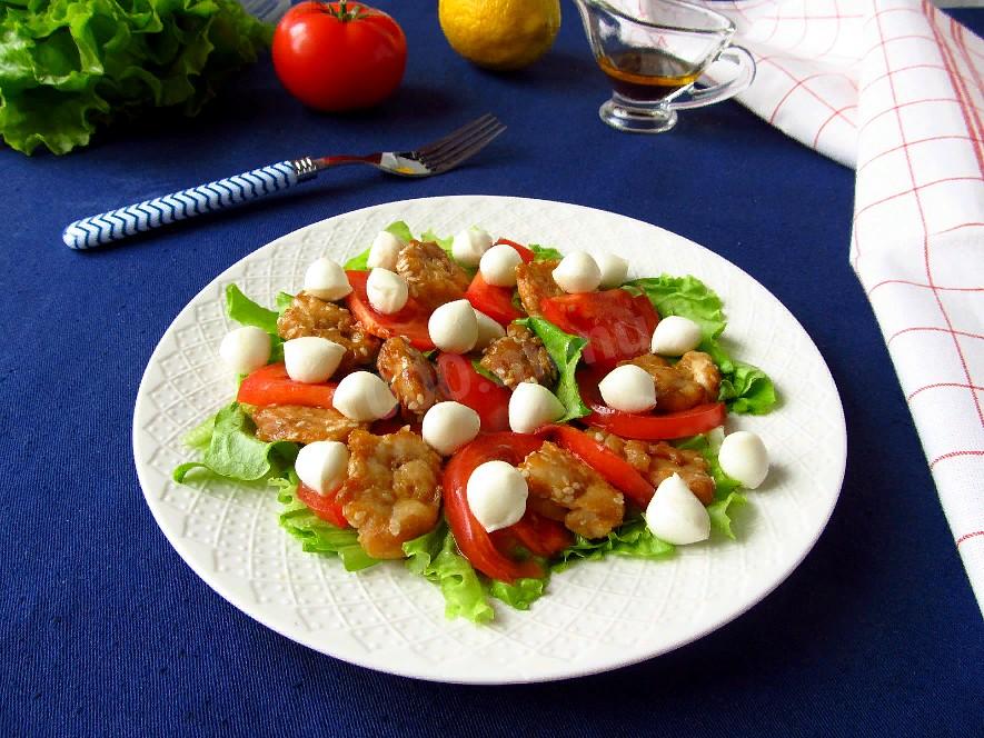 Обложка рецепта Салат с курицей, помидорами и сыром