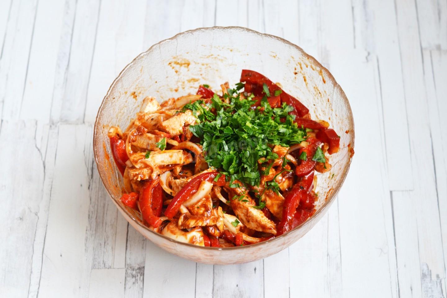 Шаг 11 приготовления Салат с курицей и болгарским перцем