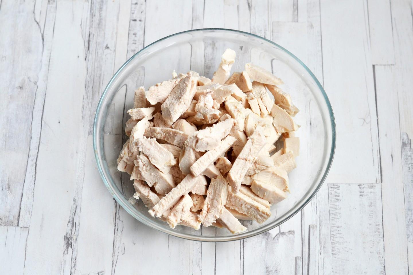 Шаг 2 приготовления Салат с курицей и болгарским перцем