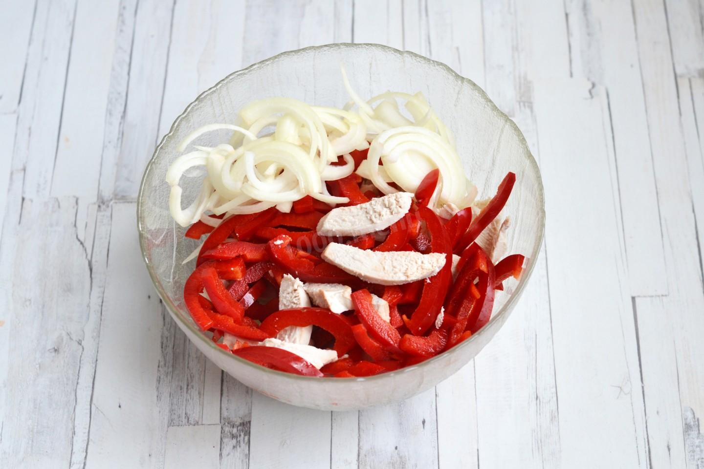 Шаг 6 приготовления Салат с курицей и болгарским перцем