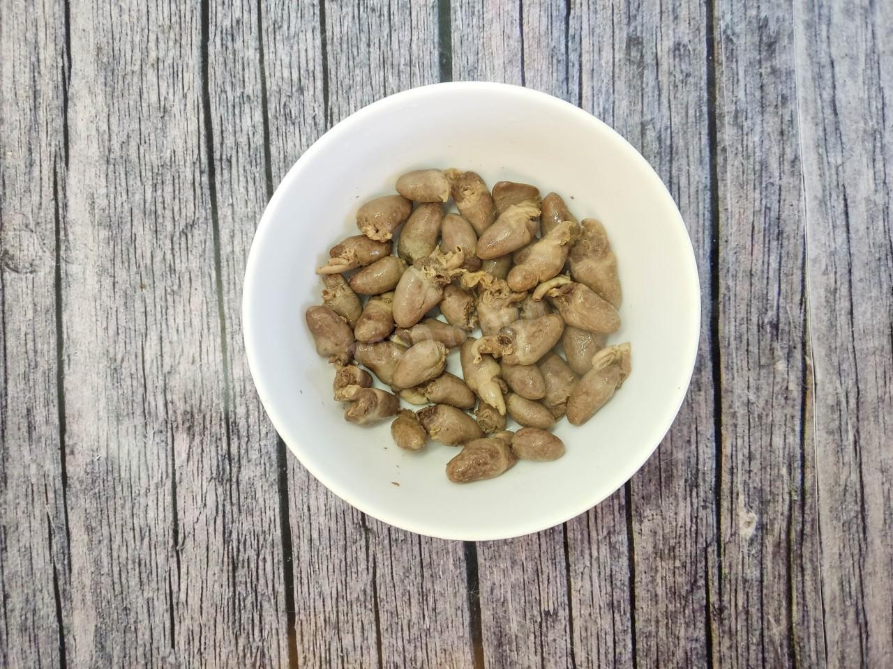 Шаг 2 приготовления Салат из куриных сердечек