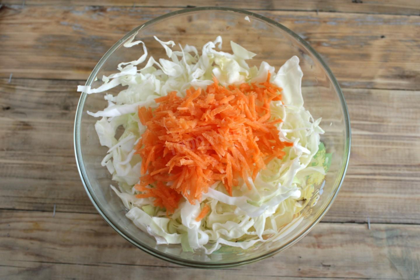 Шаг 4 приготовления Салат Капуста с морковью и маслом