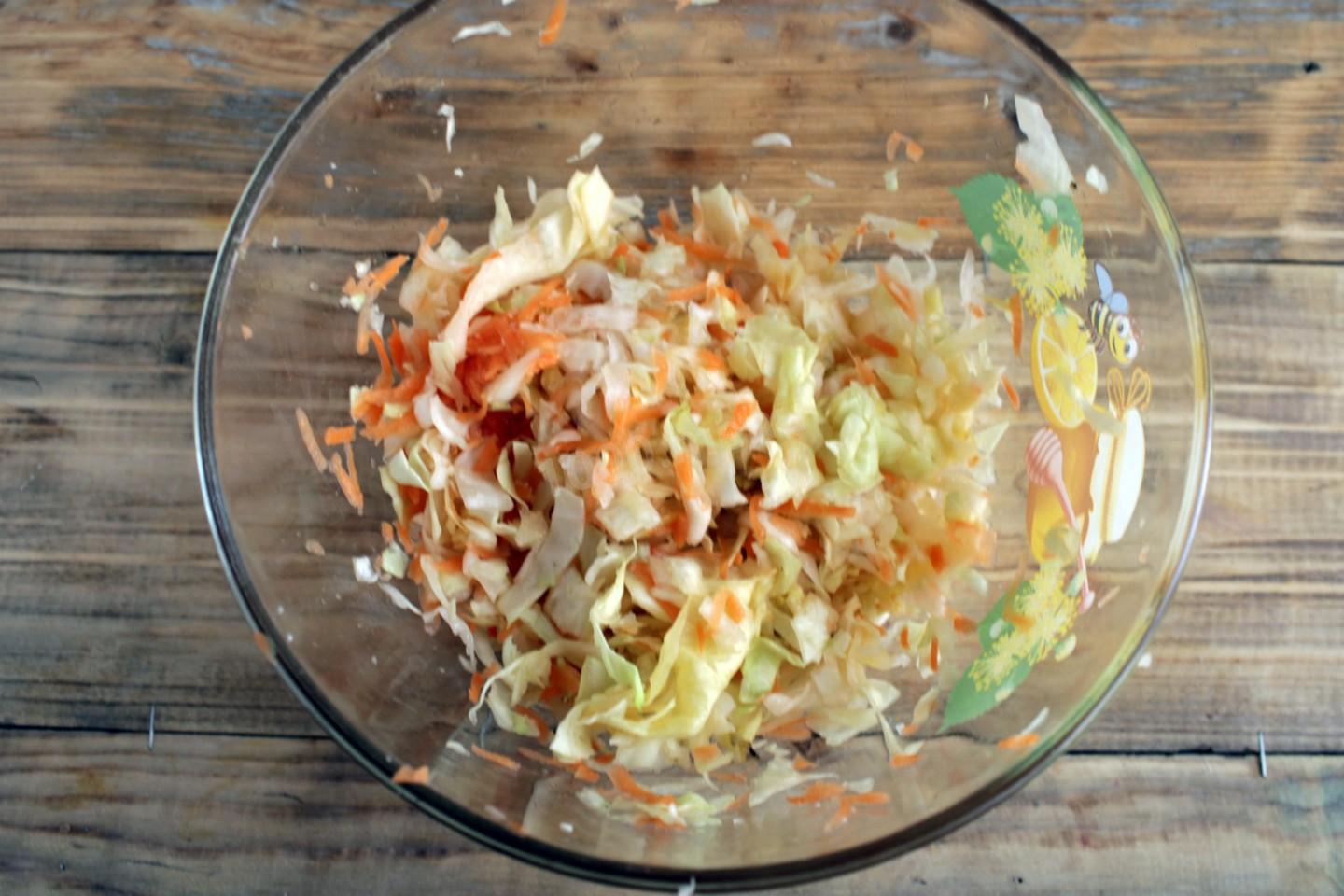 Шаг 5 приготовления Салат Капуста с морковью и маслом