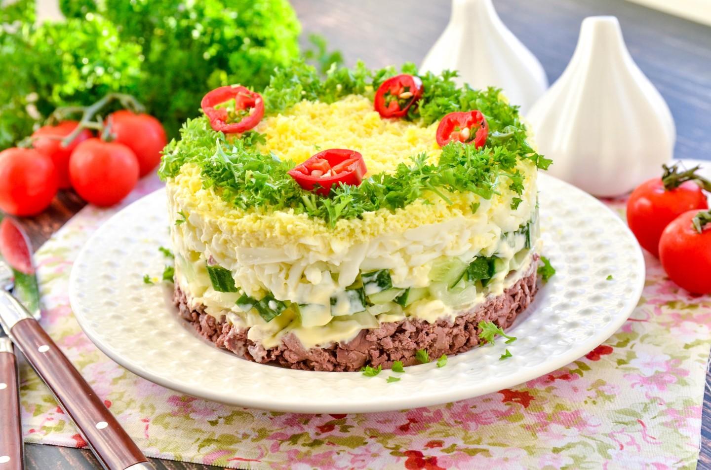 Шаг 12 приготовления Салат с печенью и яйцом