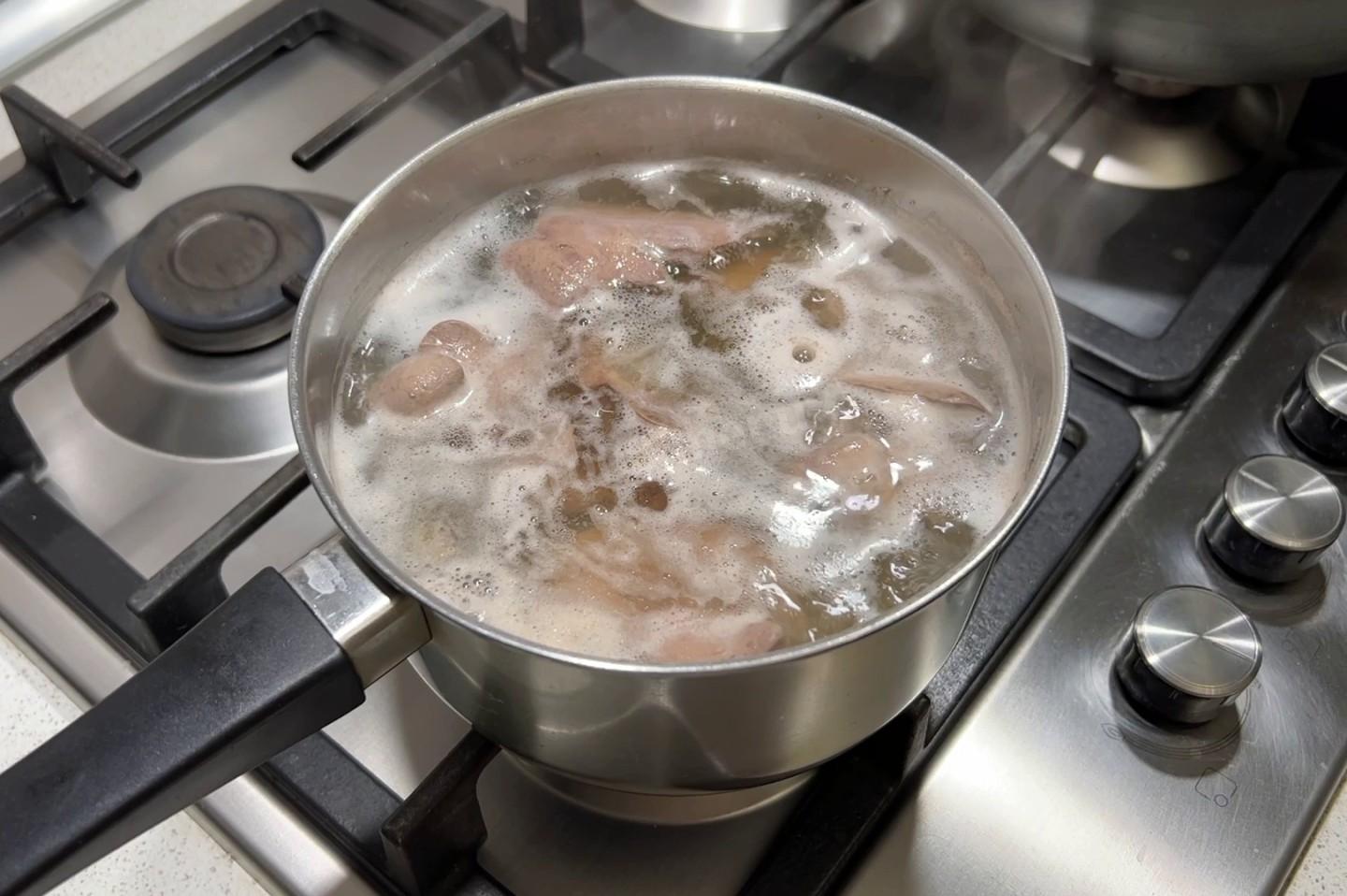 Шаг 2 приготовления Салат с печенью и яйцом