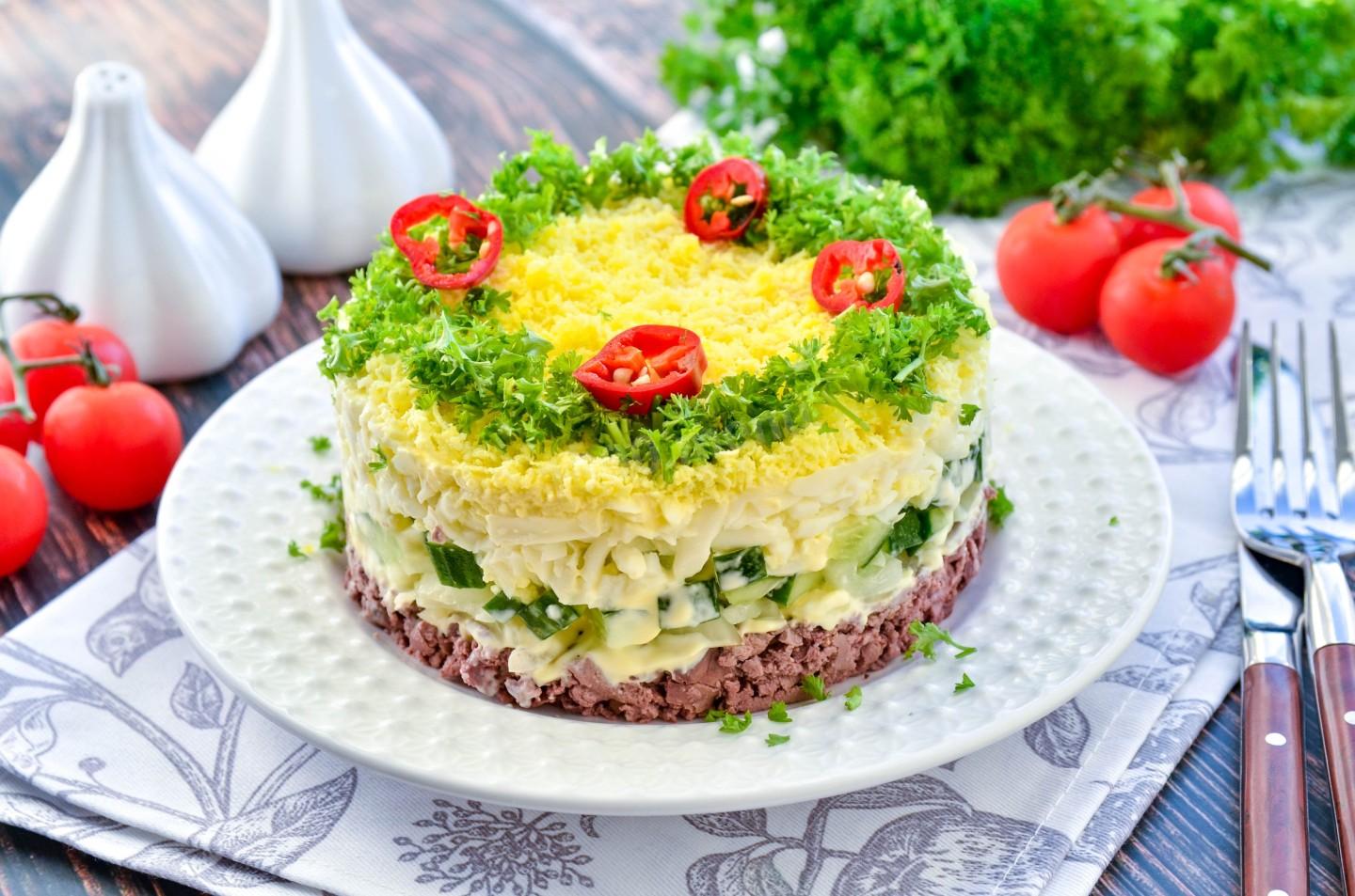 Обложка рецепта Салат с печенью и яйцом