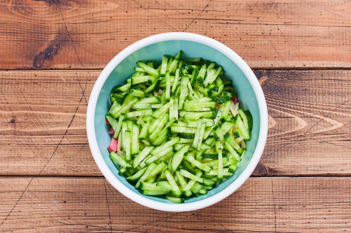 Шаг 5 приготовления Салат с кукурузой колбасой и сухариками