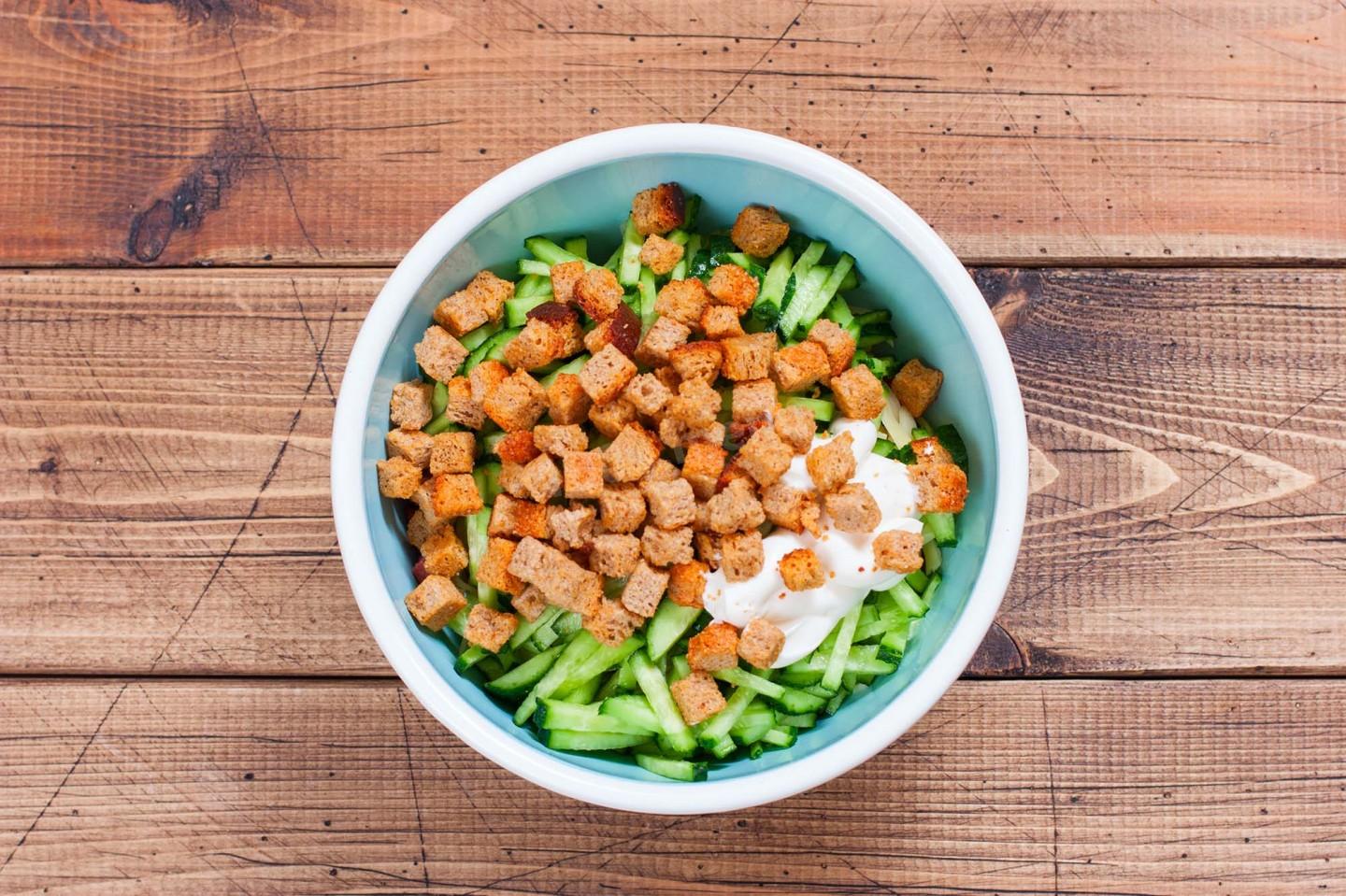 Шаг 6 приготовления Салат с кукурузой колбасой и сухариками