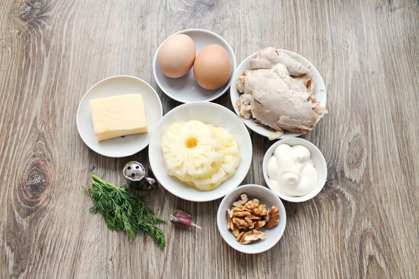 Шаг 1 приготовления Салат Дамский каприз с курицей и ананасом