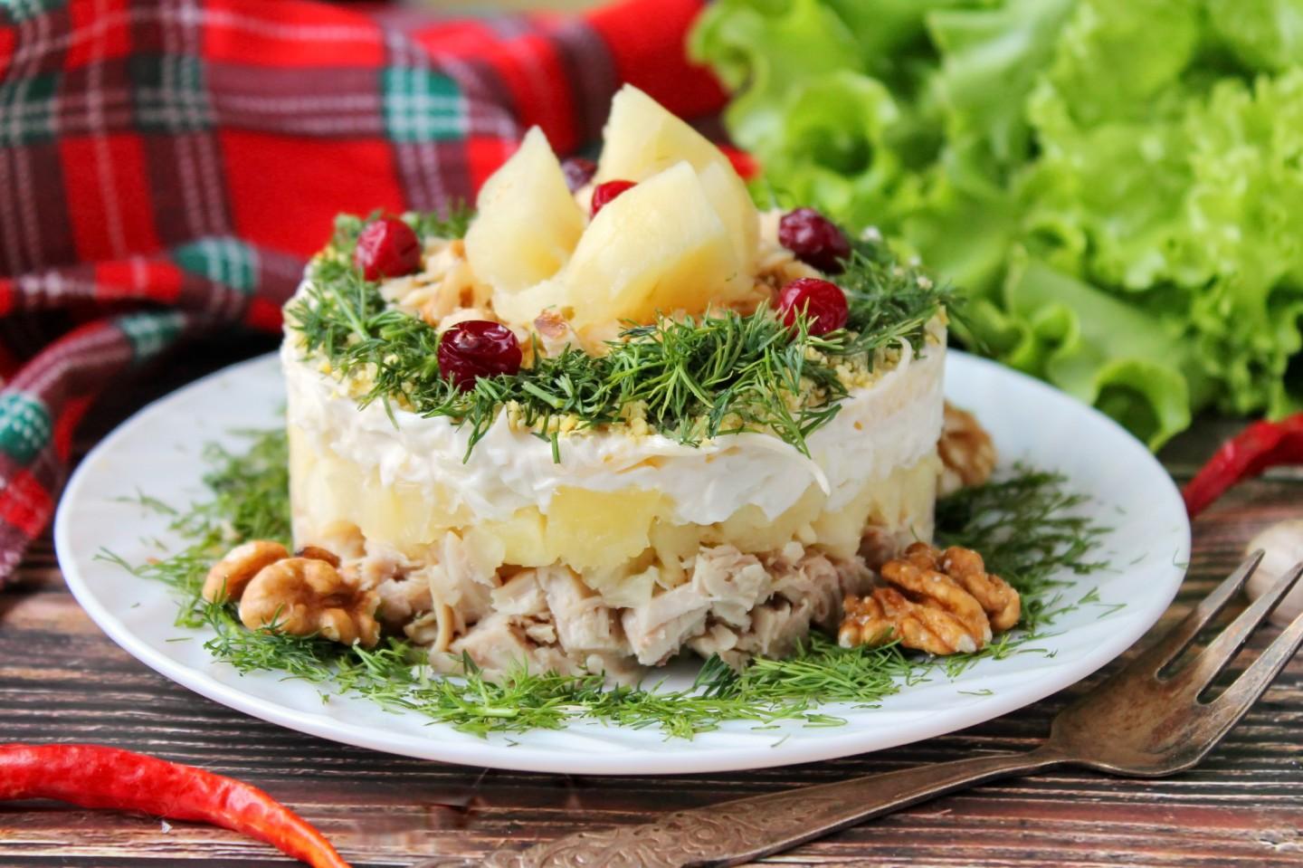 Шаг 10 приготовления Салат Дамский каприз с курицей и ананасом