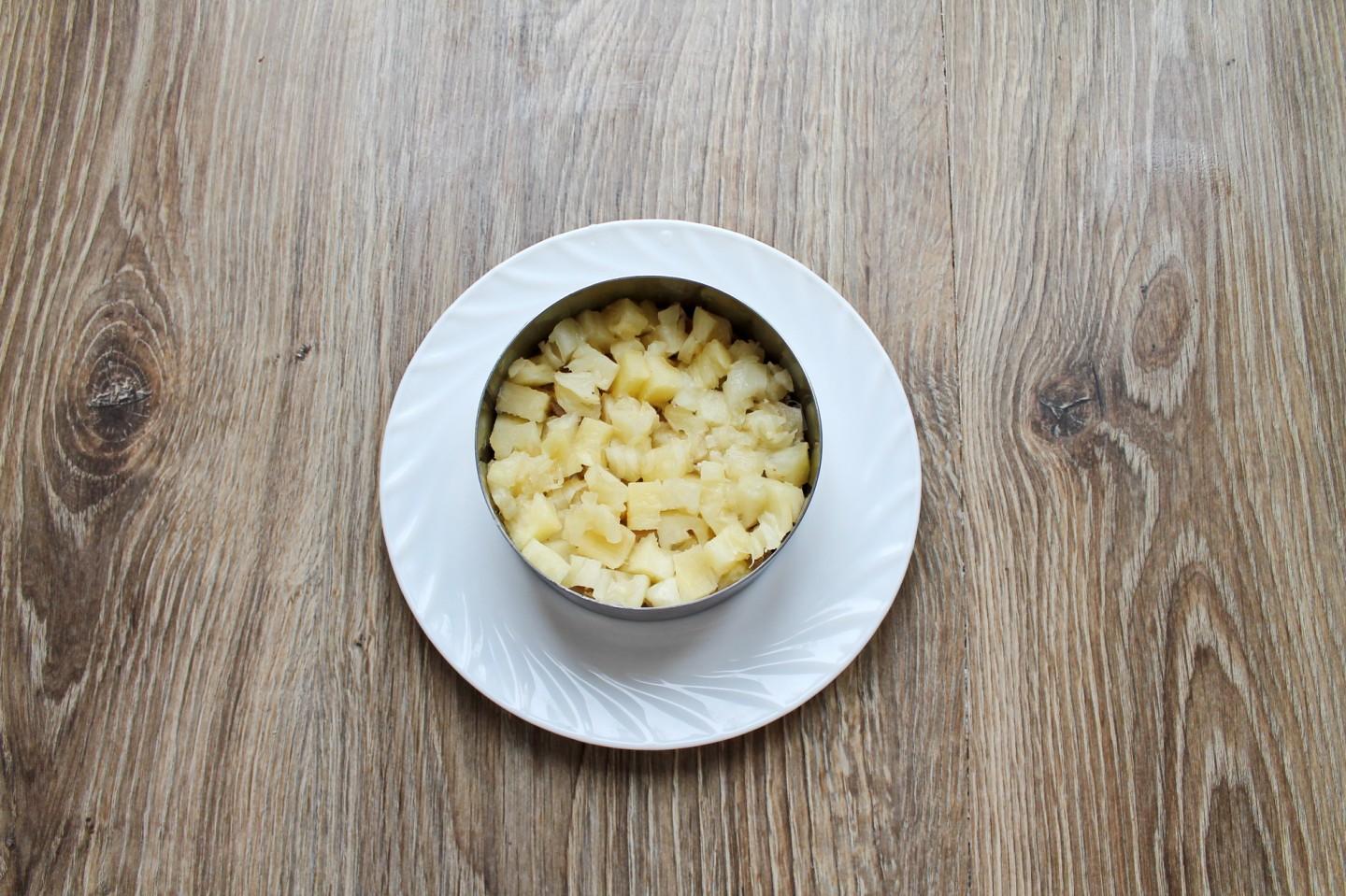 Шаг 3 приготовления Салат Дамский каприз с курицей и ананасом