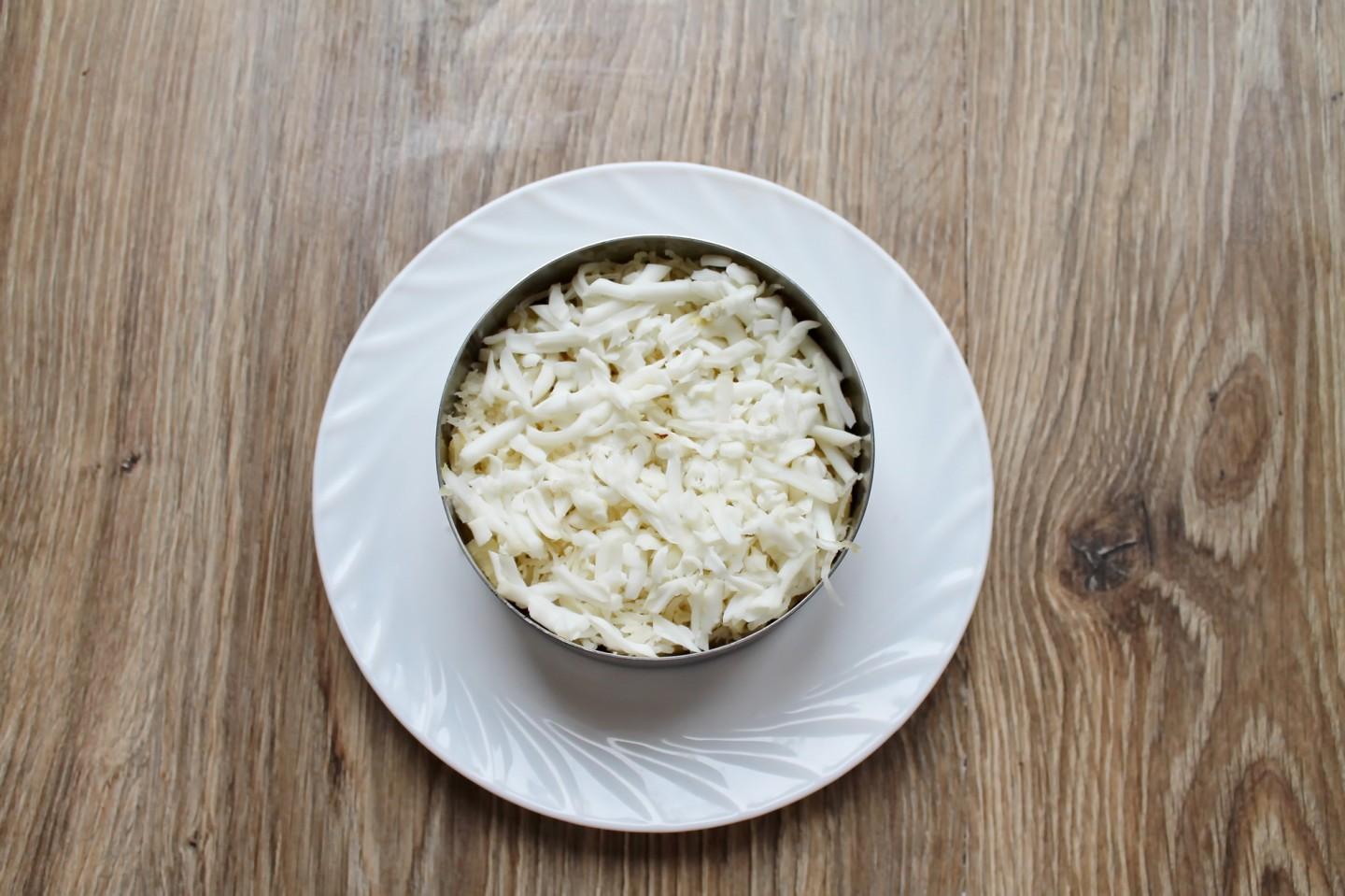 Шаг 4 приготовления Салат Дамский каприз с курицей и ананасом