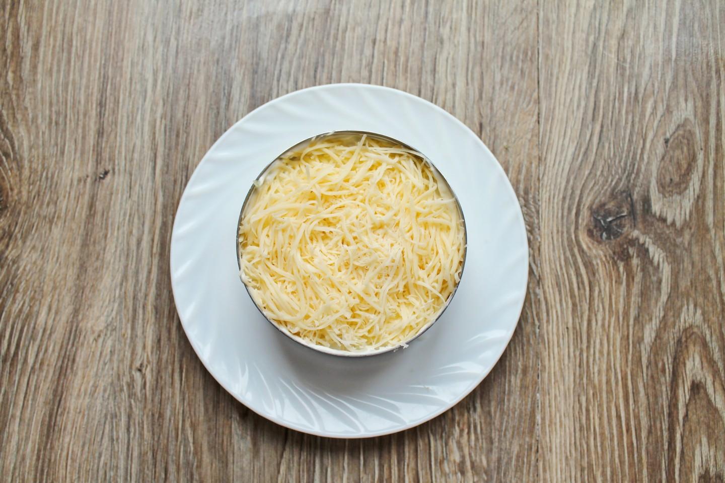 Шаг 6 приготовления Салат Дамский каприз с курицей и ананасом