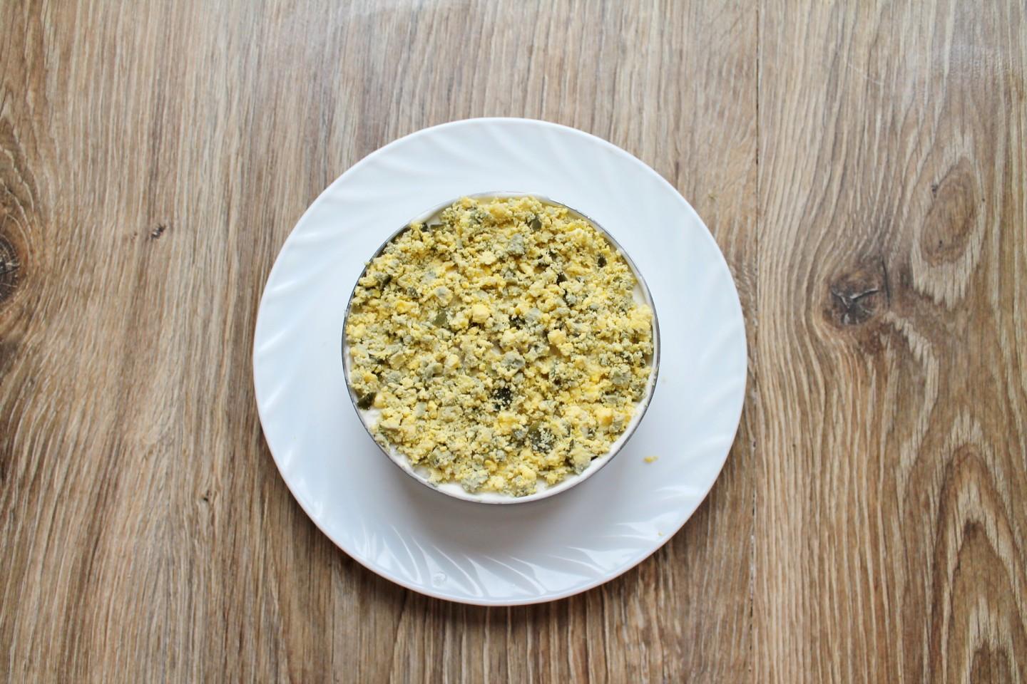 Шаг 8 приготовления Салат Дамский каприз с курицей и ананасом