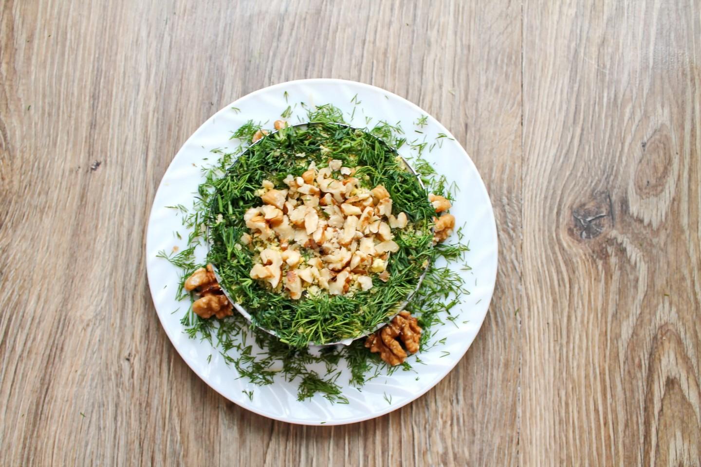 Шаг 9 приготовления Салат Дамский каприз с курицей и ананасом
