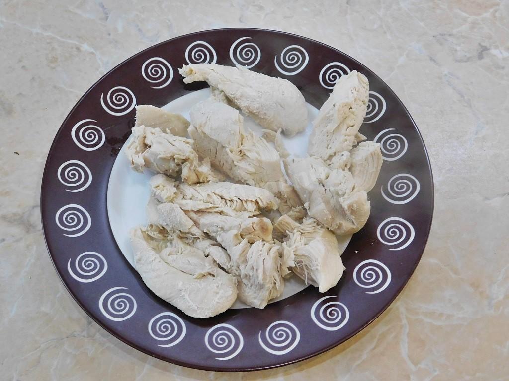Шаг 1 приготовления Салат Оливье с курицей и огурцом