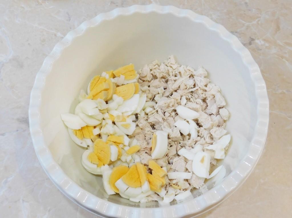 Шаг 3 приготовления Салат Оливье с курицей и огурцом