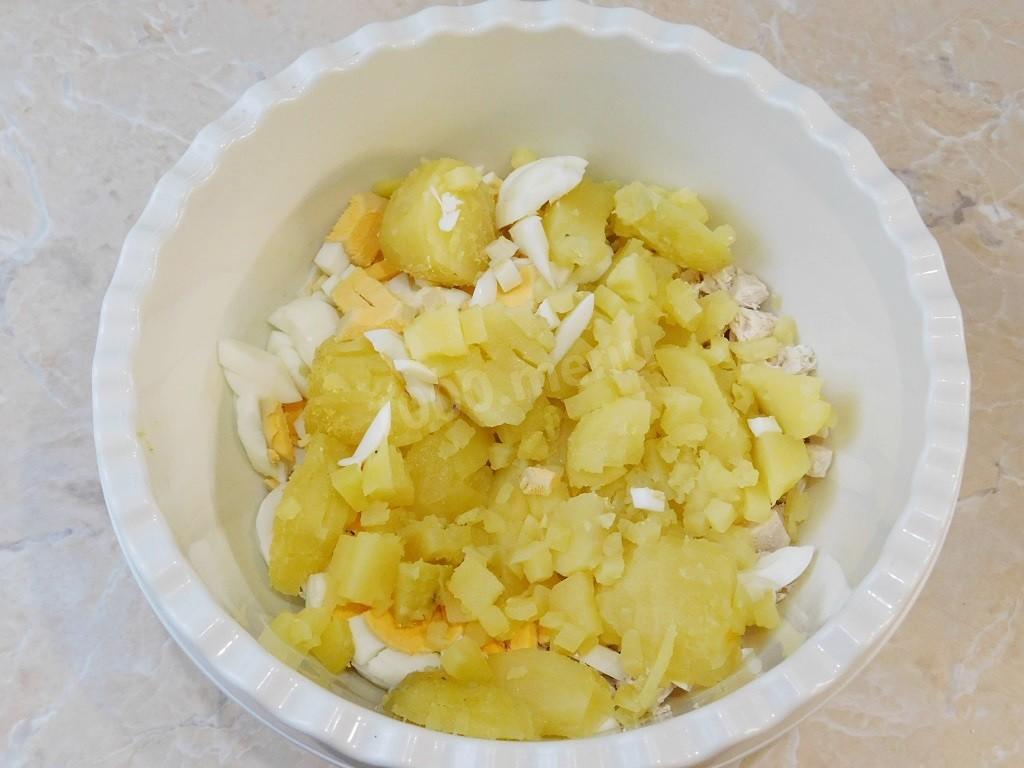 Шаг 4 приготовления Салат Оливье с курицей и огурцом