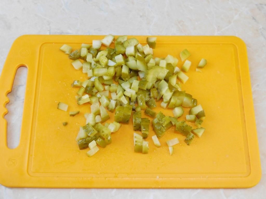 Шаг 5 приготовления Салат Оливье с курицей и огурцом
