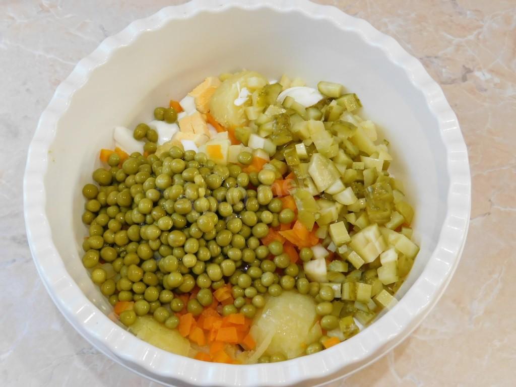 Шаг 6 приготовления Салат Оливье с курицей и огурцом