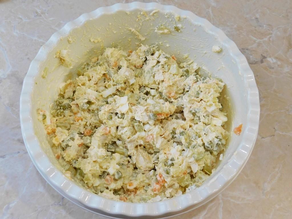 Шаг 7 приготовления Салат Оливье с курицей и огурцом