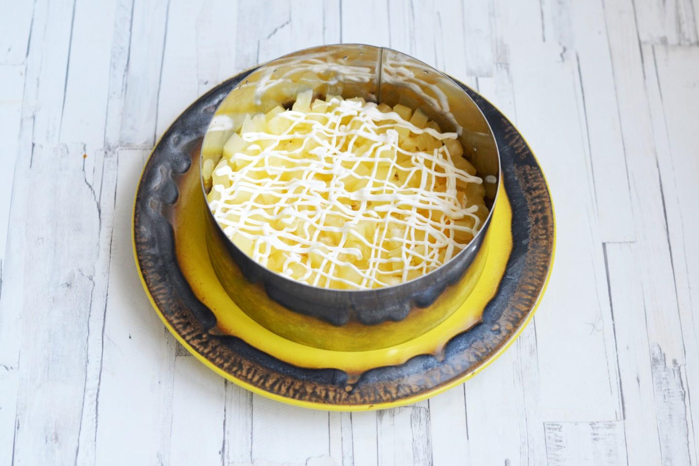 Шаг 11 приготовления Салат из курицы с ананасами классический