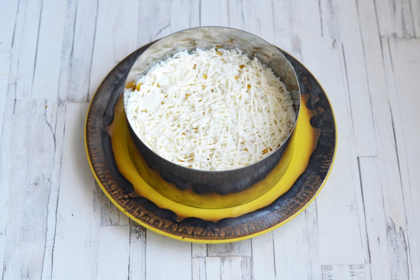 Шаг 13 приготовления Салат из курицы с ананасами классический