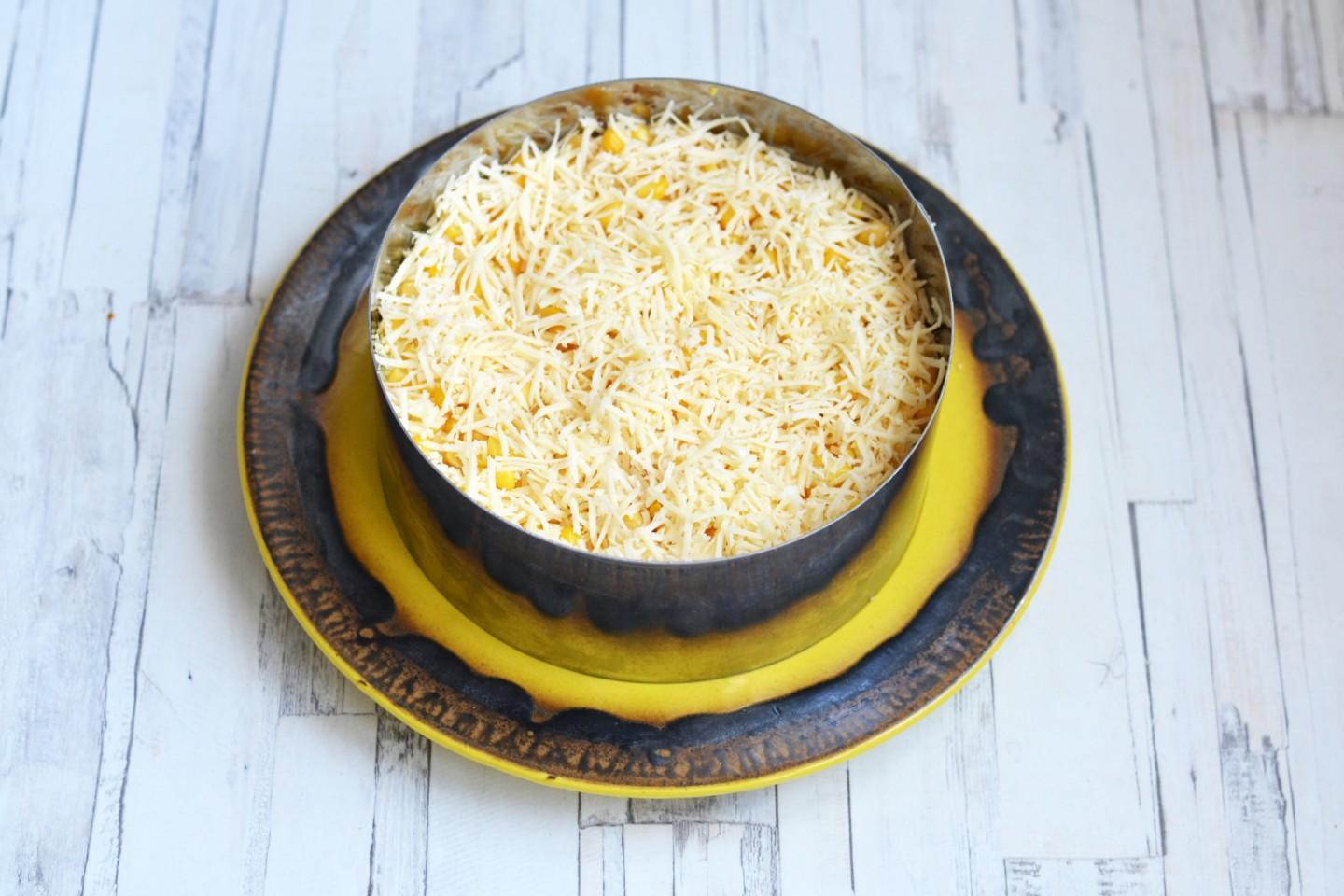 Шаг 16 приготовления Салат из курицы с ананасами классический
