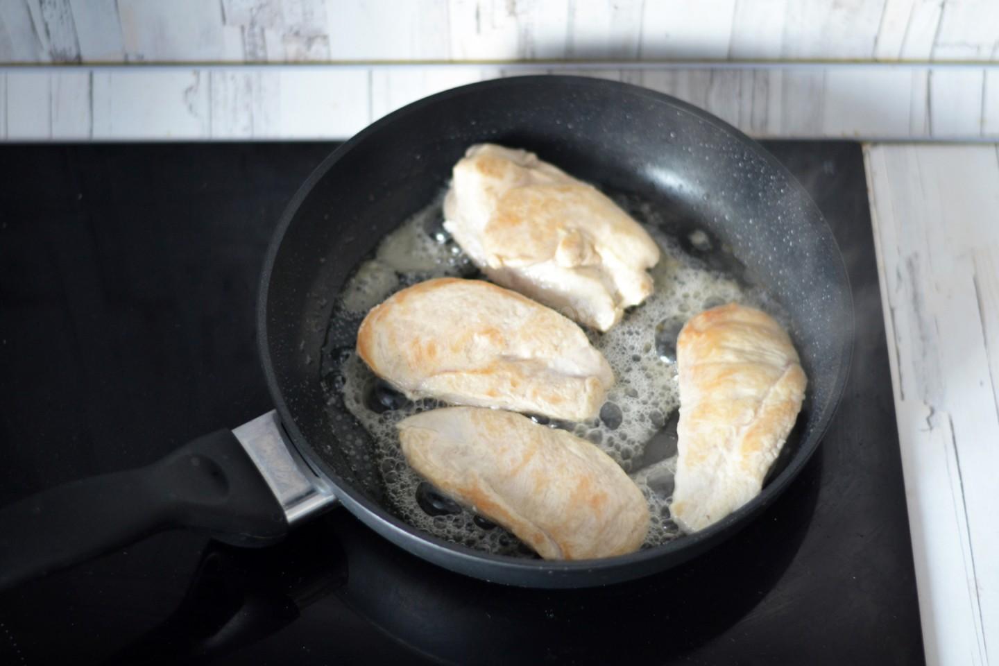 Шаг 3 приготовления Салат из курицы с ананасами классический