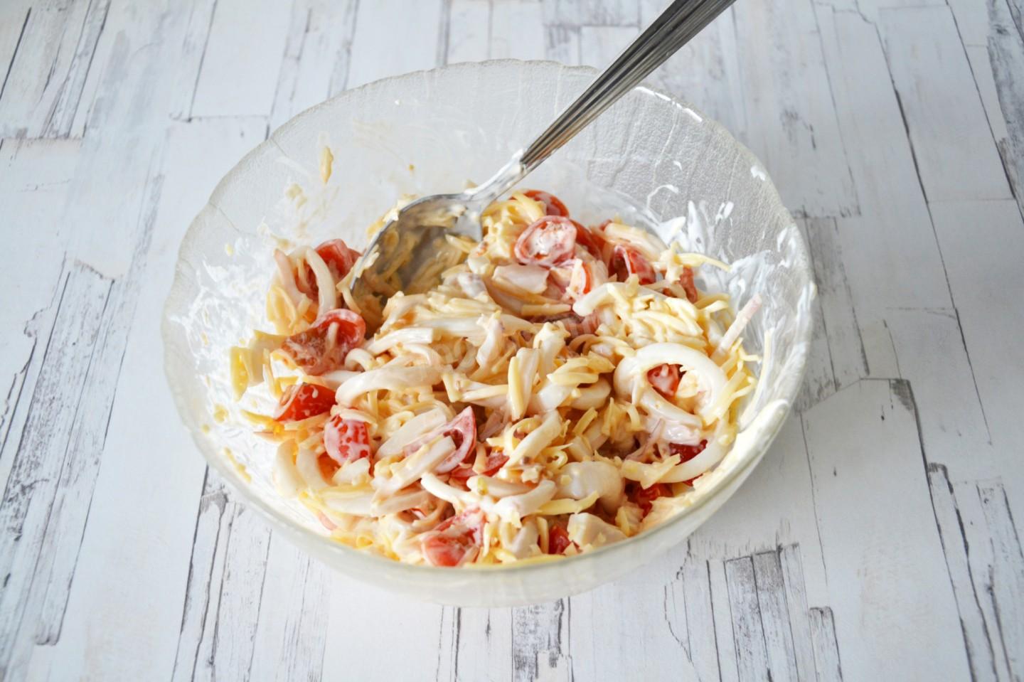 Шаг 8 приготовления Салат Красное море с помидорами и кальмарами