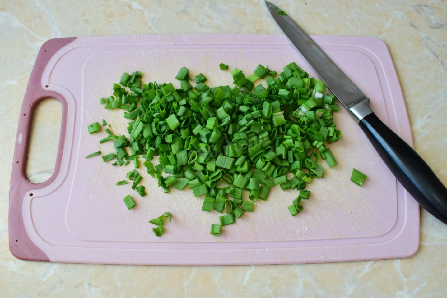 Шаг 4 приготовления Салат с огурцом зеленым луком и яйцом классический