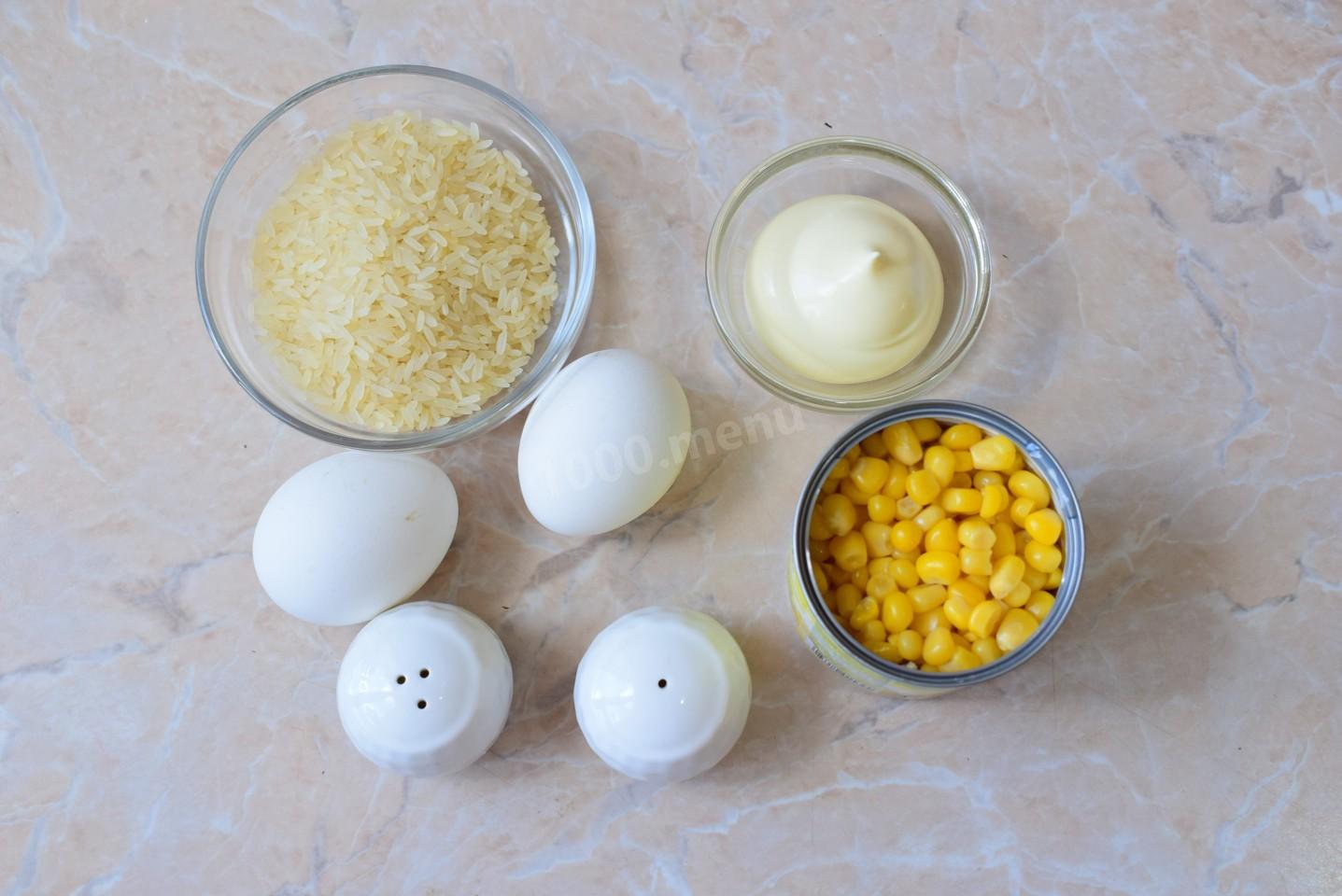 Шаг 1 приготовления Салат рис кукуруза яйцо