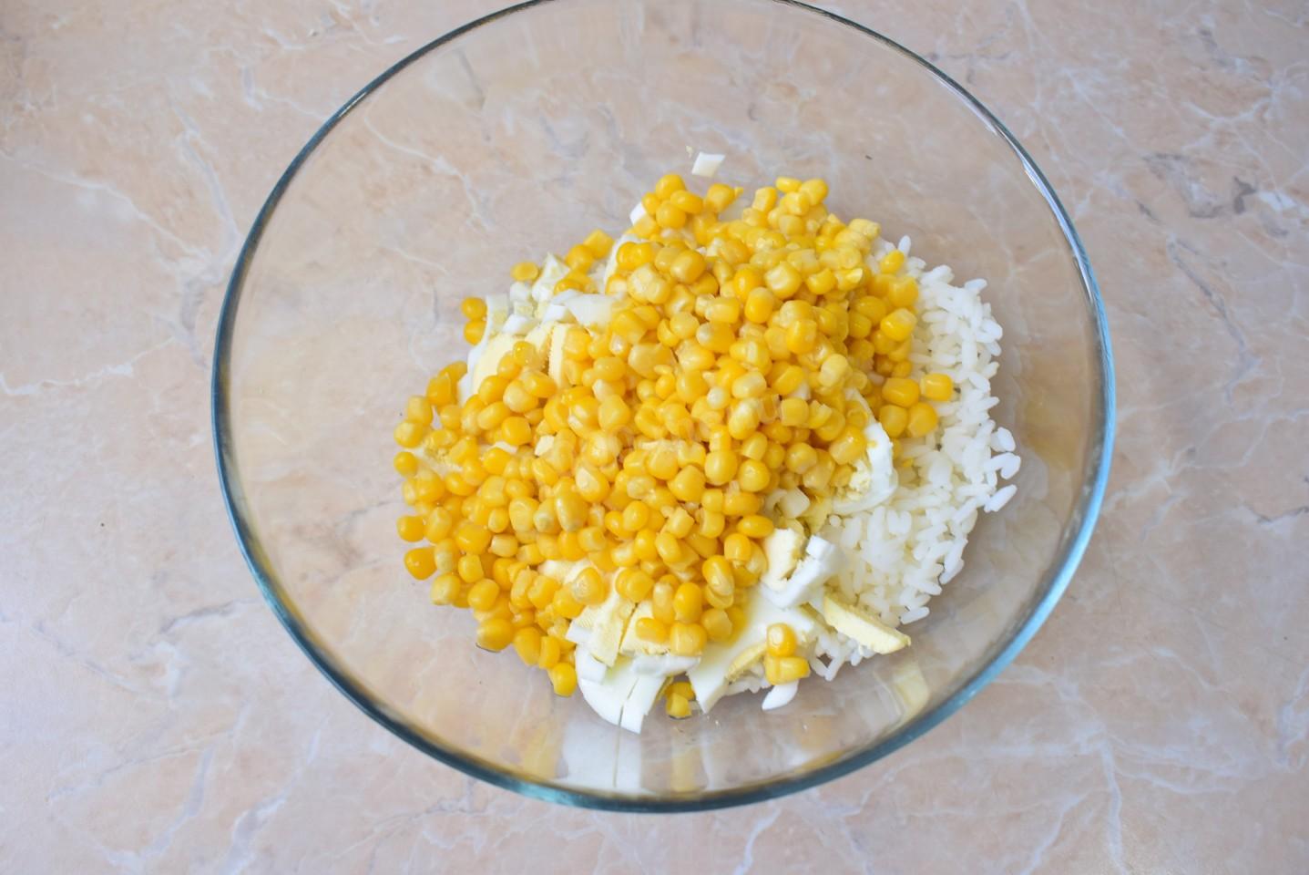 Шаг 5 приготовления Салат рис кукуруза яйцо