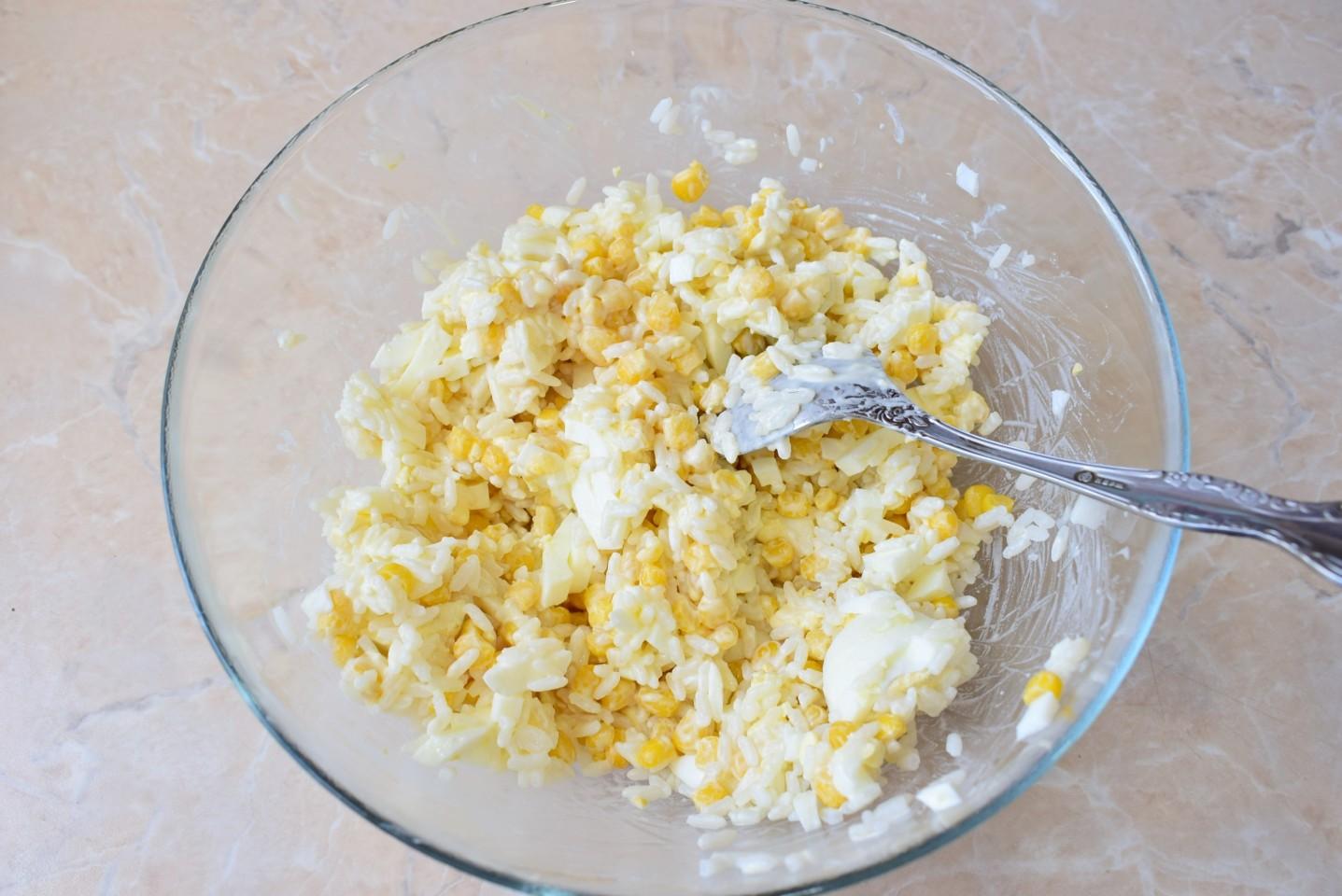 Шаг 7 приготовления Салат рис кукуруза яйцо