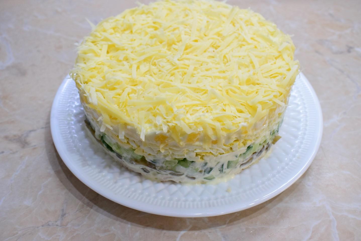 Шаг 10 приготовления Салат с ананасами грибами шампиньонами и курицей слоями