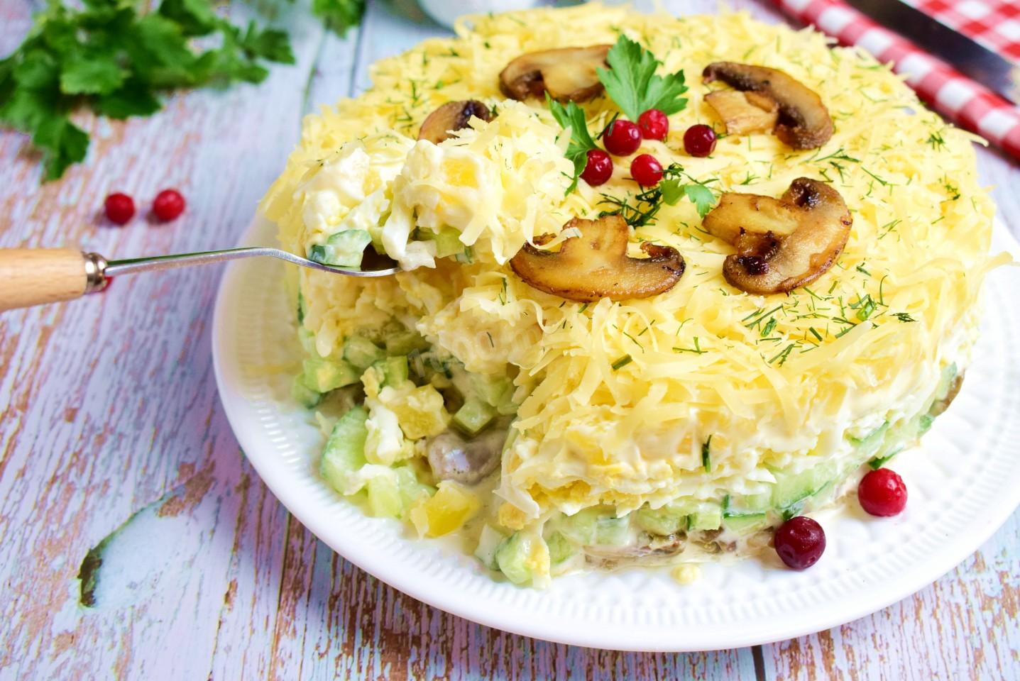 Шаг 11 приготовления Салат с ананасами грибами шампиньонами и курицей слоями
