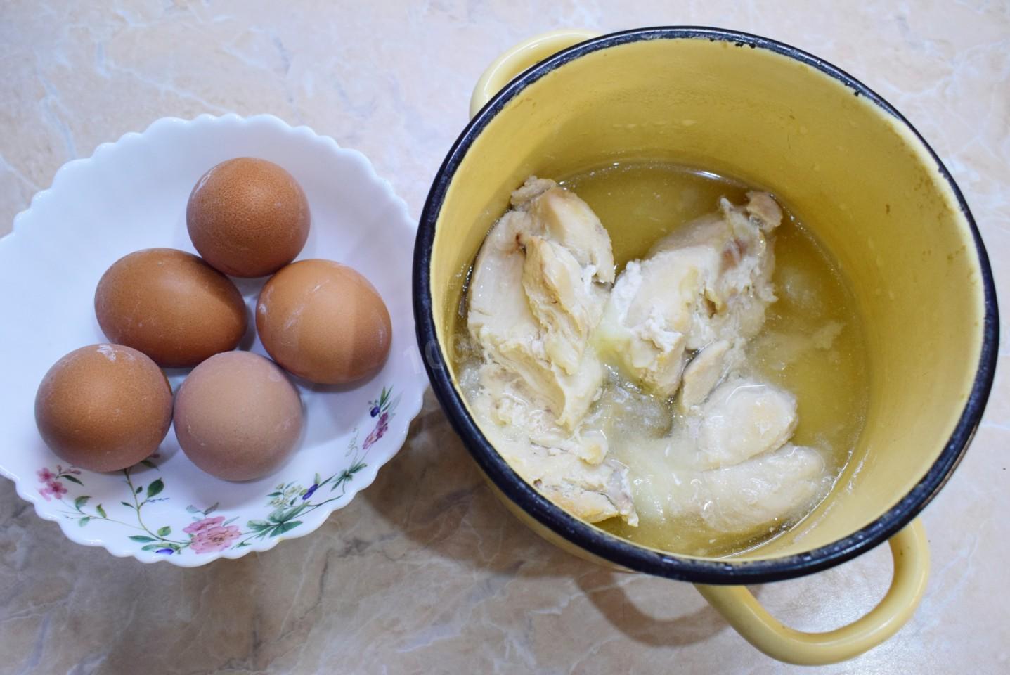 Шаг 2 приготовления Салат с ананасами грибами шампиньонами и курицей слоями