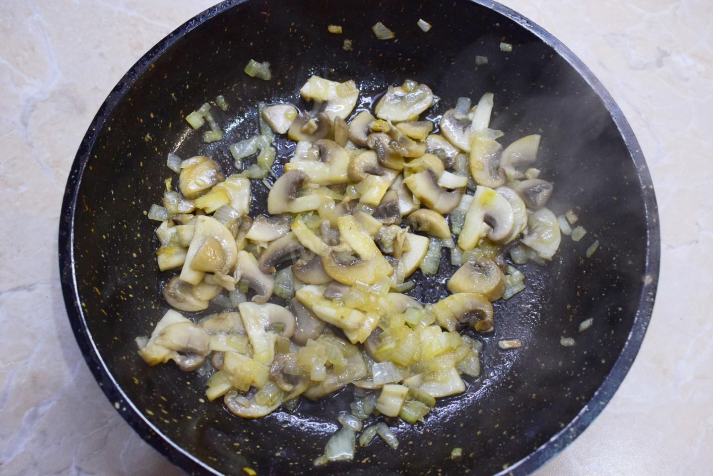 Шаг 3 приготовления Салат с ананасами грибами шампиньонами и курицей слоями