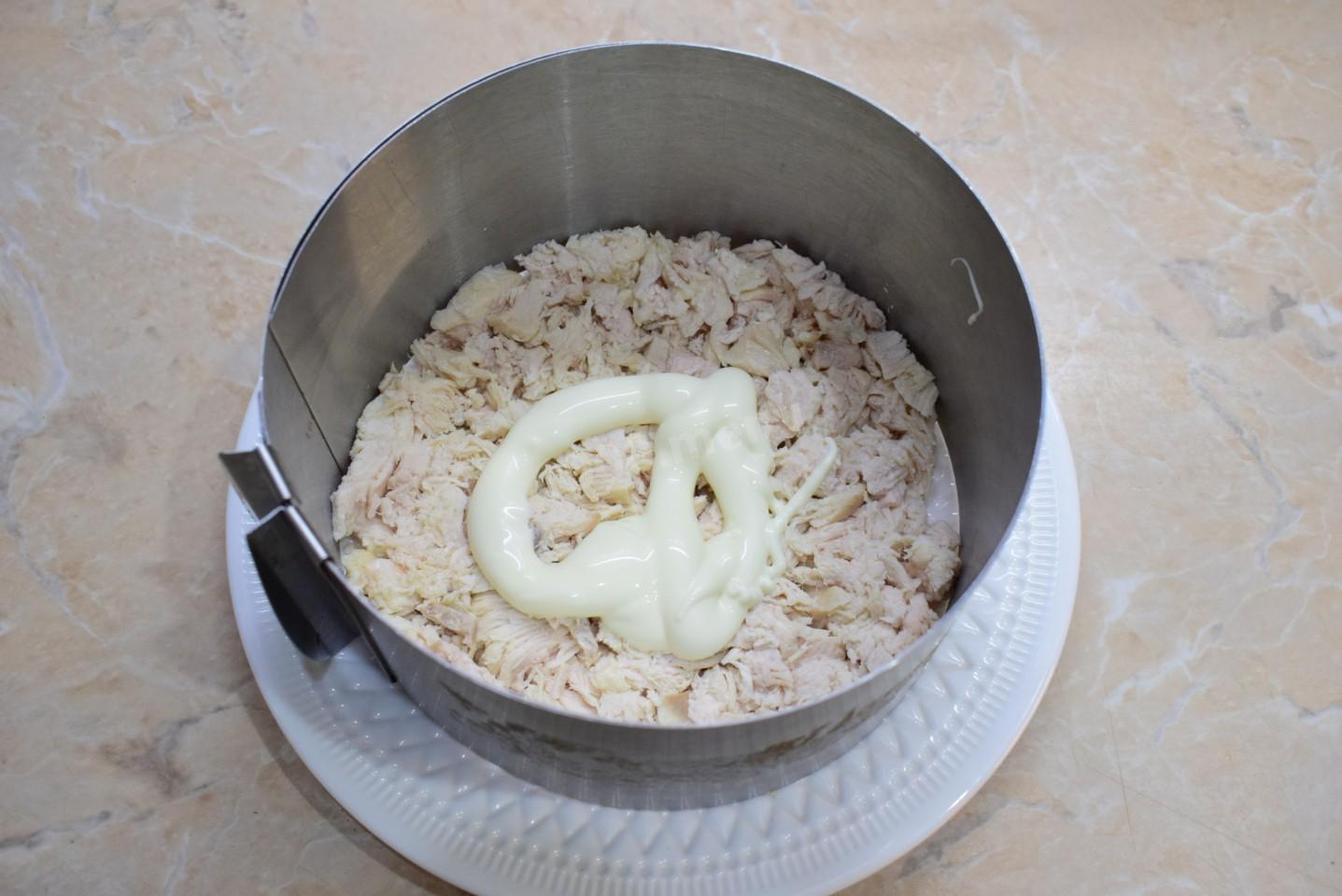 Шаг 4 приготовления Салат с ананасами грибами шампиньонами и курицей слоями