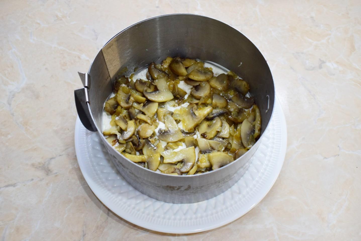 Шаг 5 приготовления Салат с ананасами грибами шампиньонами и курицей слоями