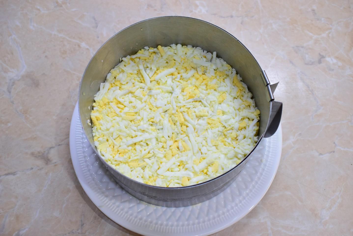 Шаг 7 приготовления Салат с ананасами грибами шампиньонами и курицей слоями