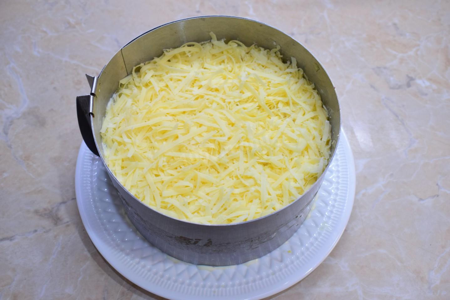 Шаг 9 приготовления Салат с ананасами грибами шампиньонами и курицей слоями